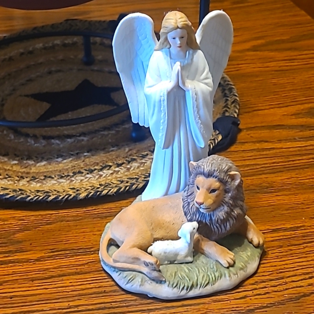 Home Interiors White and Tan Angel and Lion Decor Accent